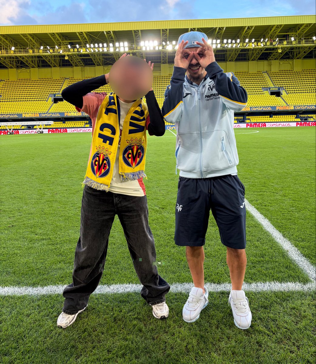 Scoutinhoo_'s tweet photo. Avec le roi Georges 👑, le joueur du peuple ❤️💙 Merci beaucoup👌🙏 https://t.co/6MJ9MoiZCg