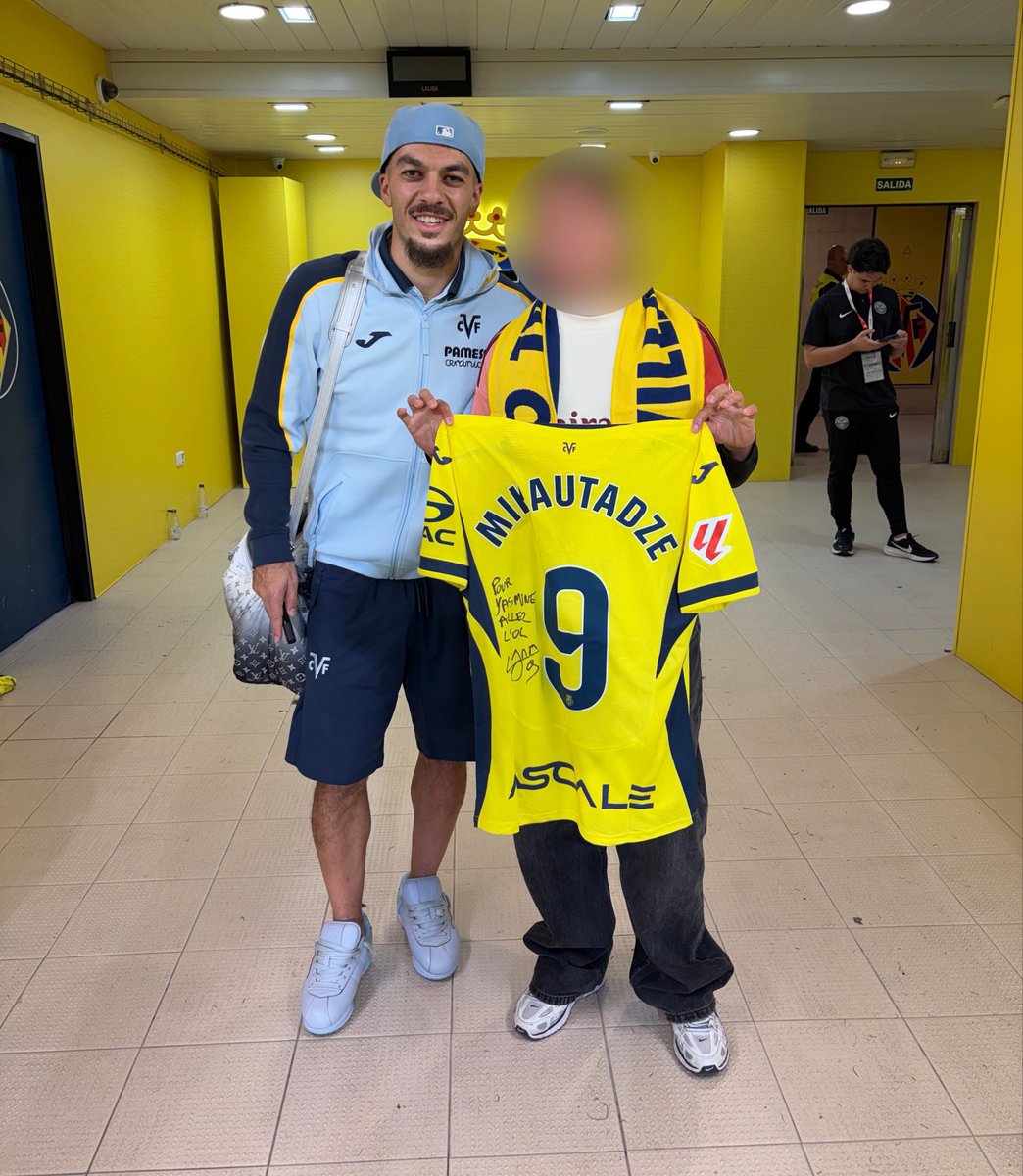 Scoutinhoo_'s tweet photo. Avec le roi Georges 👑, le joueur du peuple ❤️💙 Merci beaucoup👌🙏 https://t.co/6MJ9MoiZCg