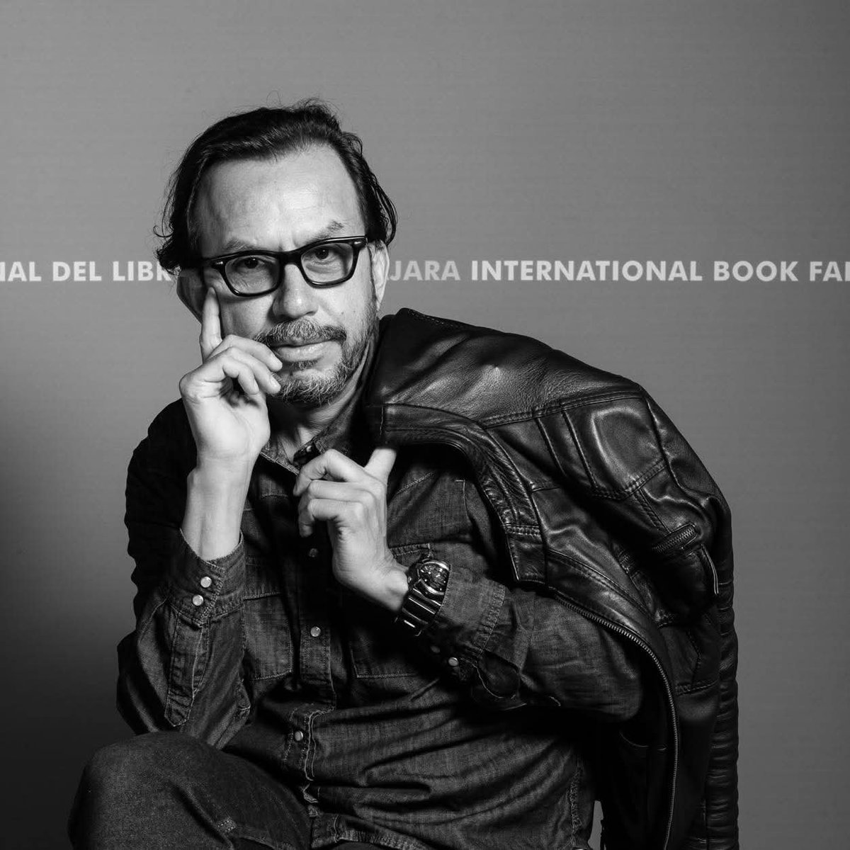FILGuadalajara's tweet photo. Lamentamos profundamente el fallecimiento de Bernardo De Niz, gran amigo y colaborador de la FIL Guadalajara.

Con su cámara retrató a miles de personas y momentos que hoy forman parte de nuestra historia.

Gracias por tantos años, Bernardo. Siempre te recordaremos con cariño. https://t.co/FcrqShzXPQ