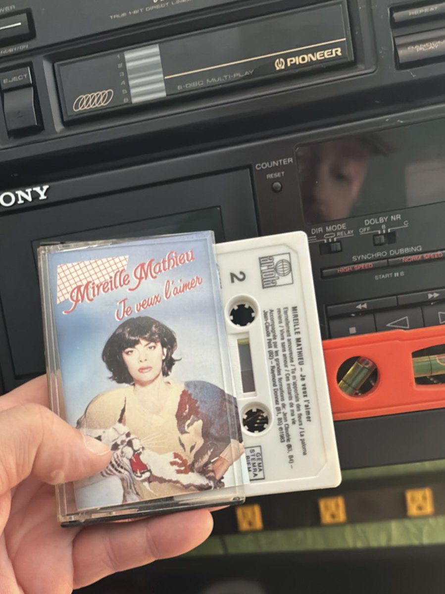 N7HI_'s tweet photo. I hang this in my office, so I’m loving all the French SLOPCORE out there. 
(Je le passe uniquement sur cassette.) https://t.co/55AOdDsase