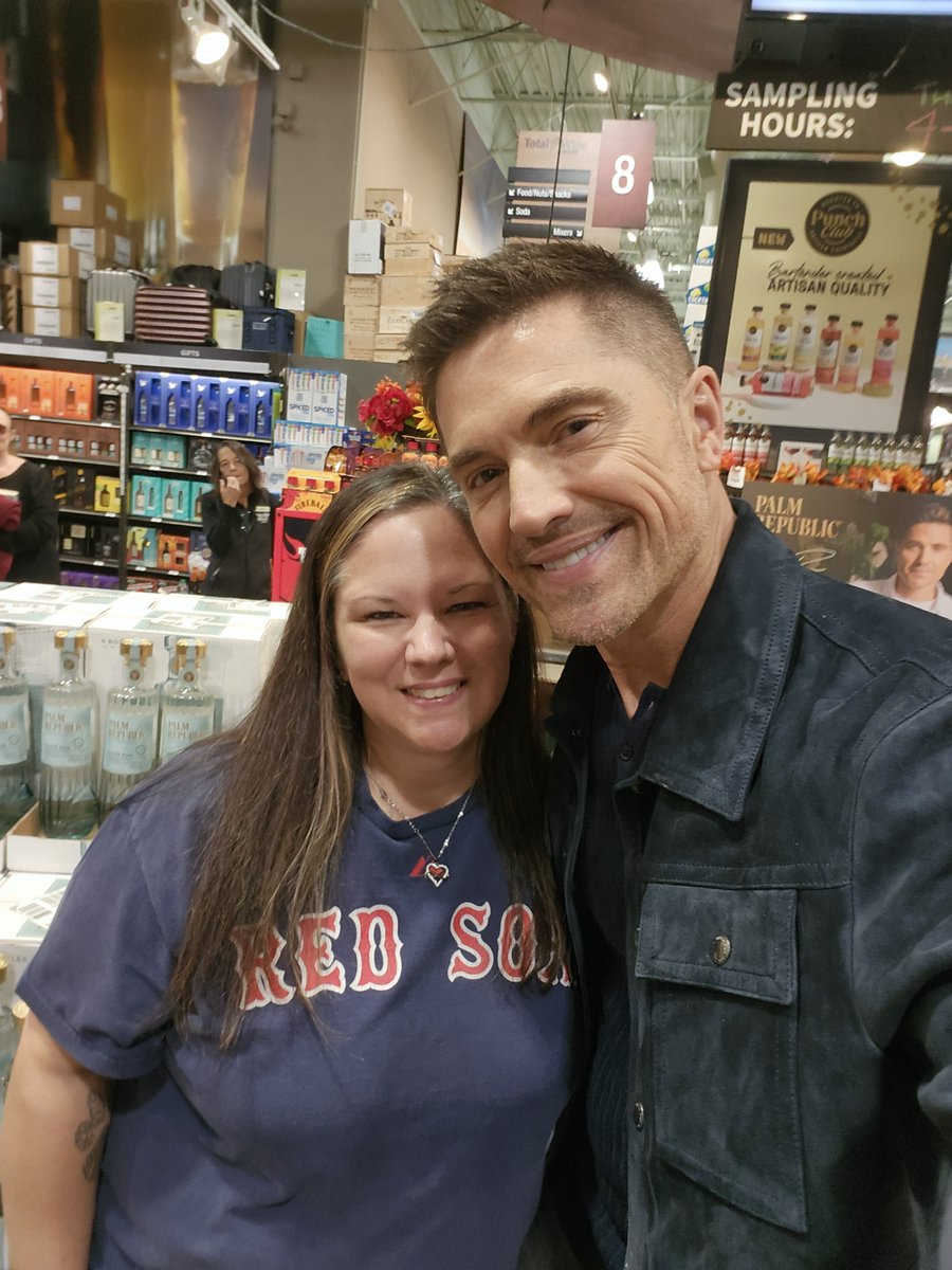 lisa_iris1981's tweet photo. Eric, it was so nice to see you again! Thank you for signing photos for my students ❤️ You are the best ❤️
@EricWinter1 
@PalmRepublicRum https://t.co/J1FCtG6Tz2
