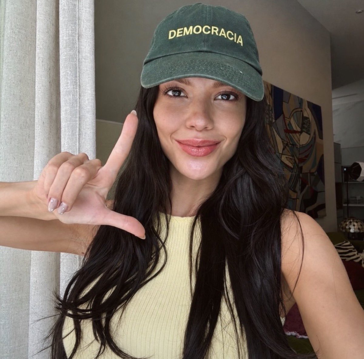 tracklist's tweet photo. Vitória Strada declarando apoio a Lula em nova foto. #Eleições2026 https://t.co/iIilxa9wCI