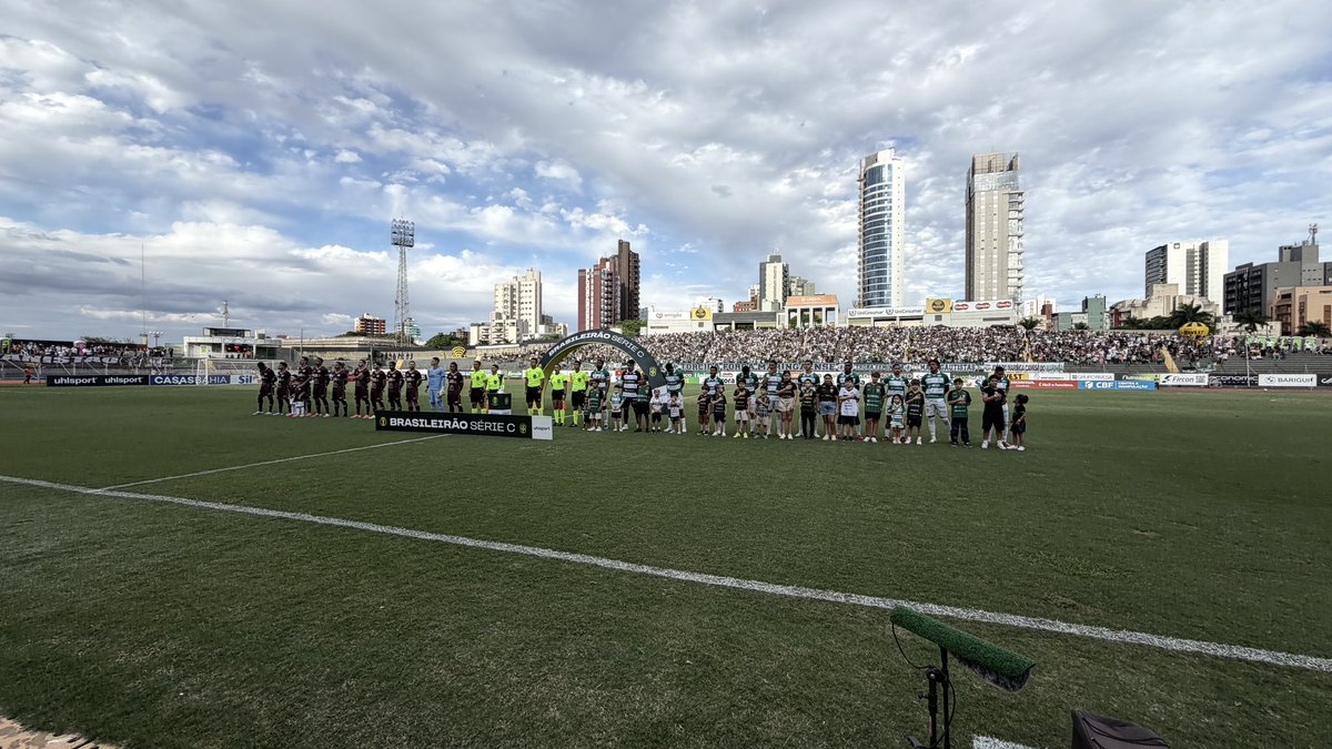 maringafc's tweet photo. Equipes perfiladas no gramado, vai começar a grande final do Brasileirão Série C! 🔥

Transmissão ao vivo: https://t.co/1wBpi6ywHr

VAMOS MARINGÁ, EM BUSCA DO TÍTULO! 🖤🤍💚

📸 Wendel Gomes  

#maringafc #futebol #brasileirão #sériec #tricolor https://t.co/LTTpPdqLlu