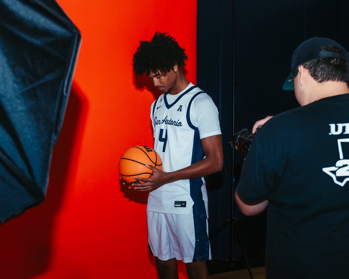 UTSAMBB's tweet photo. Picture This 📸

#BirdsUp🤙 | #LetsGo210 https://t.co/VjoqENX3gr