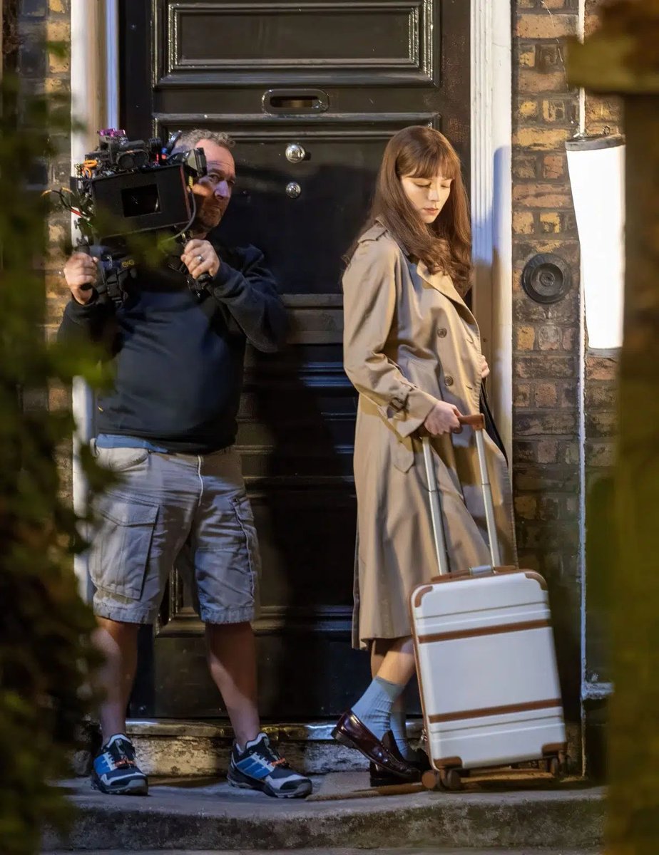 anyafolders's tweet photo. First images of Anya Taylor-Joy filming "How To Kill Your Family" in London 

📸: Click News https://t.co/rbScBugy0u