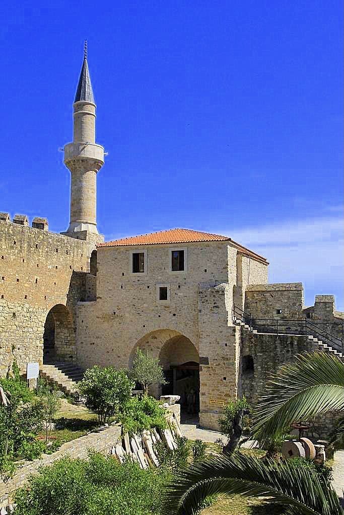 halimgencoglu's tweet photo. Bugün Çeşme kalesini ziyaret ettim.

Kalenin içinde 1508 yılında inşa edilmiş Hisar cami var.
Hatta Evliya Çelebi 1671 yılında kaleye girince “kapınun üzerinde Sultan İkinci Bayezit cami vardır” diye kaydetmiş.

Fakat ilginçtir bu 500 yıllık mabed şimdi ibadete kapalı.
Bu tarihi+ https://t.co/aG2y5MSNPS