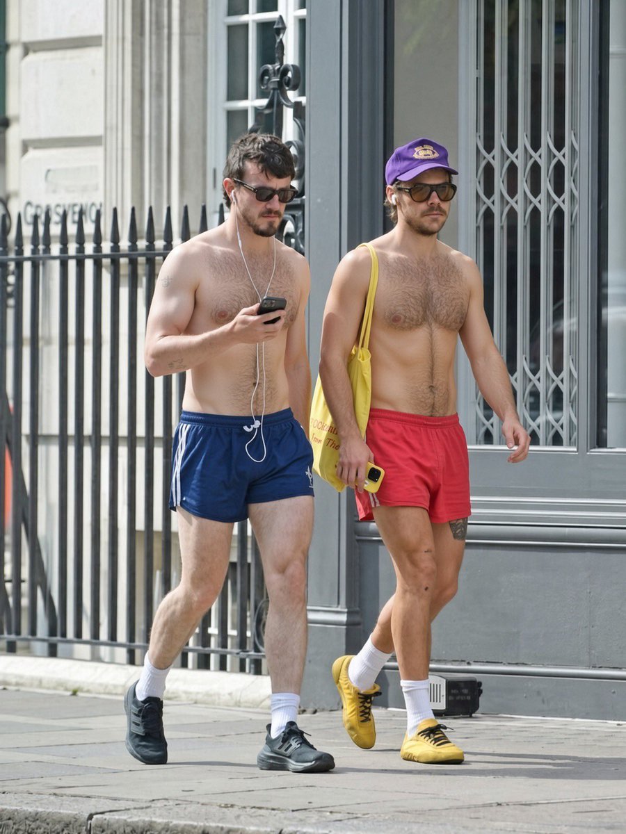 BiTheWayUK's tweet photo. Harry Styles walking with actor Paul Mescal on a London street. Imagine running into these two walking down the street https://t.co/CXy96JIOWo