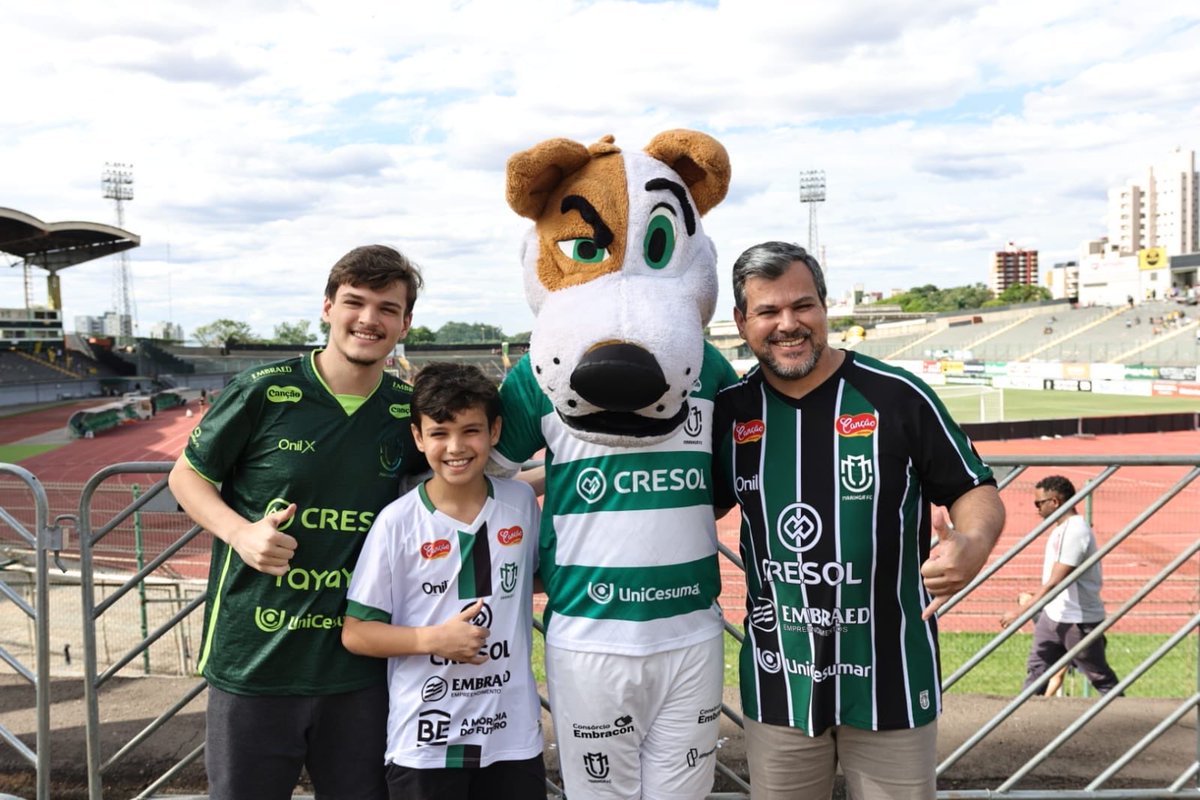 maringafc's tweet photo. 𝑶 𝑴𝑨𝑺𝑪𝑶𝑻𝑬 𝑴𝑨𝑰𝑺 𝑳𝑰𝑵𝑫𝑶 𝑬 𝑨𝑵𝑰𝑴𝑨𝑫𝑶 𝑫𝑶 𝑴𝑼𝑵𝑫𝑶! 🐶

O Dogão já tá na área para recepcionar a torcida do Tricolor! 🖤🤍💚

📸 @focoradical  

#maringafc #futebol #brasileirão #sériec #tricolor https://t.co/BdU6NrjmFb