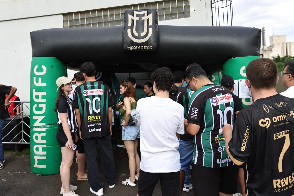 maringafc's tweet photo. 𝑽𝑬𝑴 𝑷𝑹𝑨 𝑴𝑭𝑪 𝑺𝑻𝑶𝑹𝑬! 😃👊

Localizada nos setores coberto e descoberto do WD, a loja mais linda do mundo te espera! Conheça a MFC STORE e vista-se de Maringá! 

Quem ama Maringá, veste a camisa! 🖤🤍💚

📸 @focoradical 

#maringafc #futebol #brasileirão #sériec #tricolor