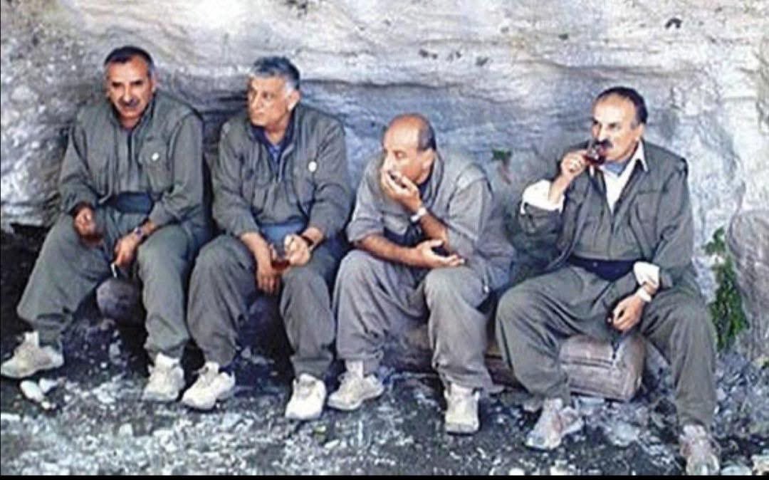 MuratArarayb's tweet photo. Apocu çetenin ölümsüzler grubu

PKK’nin Yönetici eliti olan  Cemil Bayık, Duran Kalkan, Mustafa Karasu ve Murat Karayılan’ın ailelerinin sosyal ve siyasal konumu nedir? Kaç kişi PKK’ye katılmış, kaçı şehit düşmüş, kaçı tutuklanmıştır? Bu sorulara cevap veren yok. Çünkü bu ailelerden örgüte katılan neredeyse hiç kimse yoktur. Savaşmak, şehit düşmek, tutuklanmak ve perişan olmak yoksul Kürt’ün kaderi olarak görülmüştür.

Bu “ölümsüz dörtlü”, utanmadan Kürt ailelerine “şehidin silahını yerde bırakmayın” hamasetiyle kalan aile üyelerini de kan bağı üzerinden ölüm çarkına çekmektedir. Böylece Kürdistan’da birçok aile yok olup gitmiştir.

PKK’de ideolojik tutarlılık ise sadece propaganda malzemesidir. Feodal yapıya karşı olduğunu iddia eder, ancak pratikte feodal aile ve akrabalık ilişkilerini savaşçı devşirmek için pervasızca kullanır. Kürt toplumundaki intikam duygusunu ve “silahı yerde bırakmama” kültürünü en çok PKK istismar etmiştir. Yönetici elitinin aileleri okuyup kariyer yaparak devlet katında yer edinirken, savaşın bütün yükü isimsiz ve kimliksiz yoksul Kürt’ün sırtına yüklenmiştir.

Peki hiç duydunuz mu Öcalan, Karayılan, Bayık, Karasu veya Kalkan soyadlı birilerinin şehit düştüğünü? Hayır. 2002’de Öcalan’ın Amara kod adlı yeğeni örgüte katıldı. Öcalan her görüşmede Amara’nın Avrupa’ya okumaya gönderilmesi için baskı yaptı ve 2004’te, PKK’nin savaş kararı aldığı dönemde Amara Fransa’ya gönderildi. Yoksul Kürt çocukları ise cepheye…

PKK’nin “ölümsüzler grubu” savaş meydanından uzak duruyor
Hendeklerde, bodrumlarda, tünellerde ve dağlarda ölmek yoksul Kürt’ün kaderiymiş gibi gösterilirken, PKK’nin ölümsüzler kadrosu bu kaderi kendisine layık görmemiştir. Tarihteki tüm Kürt isyanlarında liderler, aileleri, akrabaları ve aşiretleriyle birlikte ön saflarda yer almıştır. Şex Ubeydullah, Şex Said, Seyit Rıza, Qazi Muhammed, Mele Mustafa Barzani ve diğerleri bu geleneğin örnekleridir.
Sol devrimci hareketlerde de liderler en ön cephede savaşmıştır. Bu gelenekten tek istisna Abdullah Öcalan’dır. On binlerce Kürt gencini dağa gönderirken kendisi dağlara bir kez bile adım atmamış, eline silah almamıştır. “Dağ benim 40 yıllık hayalim” diye demagoji yaparken Şam’da havuzlu villalarda yaşamayı tercih etmiştir.

1998’de Suriye Öcalan’a “istediğin yere git” dediğinde aklına binlerce yoldaşının bulunduğu Kürdistan dağları gelmemiştir. “Eve dönme zamanı geldi” diyerek doğrudan havaalanına gitmiştir. Kapitalist modernitenin başkentlerini, Kürdistan dağlarına tercih etmiştir.

Apo, “Ben dağa çıksam büyük katliam olur” yalanıyla korkaklığını gizlemeye çalışmıştır. Sömürgeci Suriye devletinin başkenti Şam’ı, Zağros ve Cudi dağlarından daha güvenli bulmuştur.

Güney Kürdistan’daki fiili Kürt ulusal statüsü, PKK’nin sahte Kürtçülük maskesini indirmektedir. PKK’nin KDP ve Barzani düşmanlığı, aslında Kürt milli ulus-devlet çizgisine düşmanlıktır. Apoculuk ve bileşenleri, Kürdistan’daki ulusal kurtuluş iradesinden intikam almak istemektedir.
Kuzey Kürdistan’ı fiilen kaybetmiş, yenilmiş ve oradan büyük ölçüde sökülüp atılmış olmasına rağmen hâlâ “devrim” yaptığını iddia etmektedir. Gerilla, tünellerde gün ışığı görmeden yaşam mücadelesi verirken, yöneticiler bunu “ustaca taktik” diye propaganda etmektedir.

Apoculuk askeri olarak yenilmiştir. Eylem kabiliyetini ve alan hakimiyetini büyük ölçüde kaybetmiştir. Tarihteki Kürt isyanlarından en büyük farkı şudur: Önceki isyanlar askeri olarak yenilseler de ruhen ve irade olarak teslim olmamışlardır. PKK ise Öcalan şahsında önce teslim olmuş, ardından adım adım yenilmiştir.