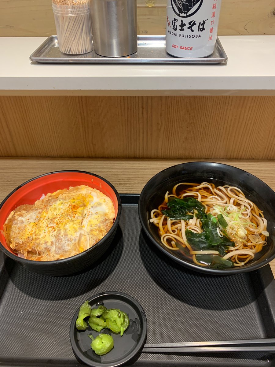 ktkrkdx's tweet photo. ミニカレーとミニそばのセットにするつもりだったのに食券のボタン間違えてフルカツ丼とフルそばの店で1番ガッツリしたメニューを朝から食べてしまった https://t.co/yrEnZJnvIf