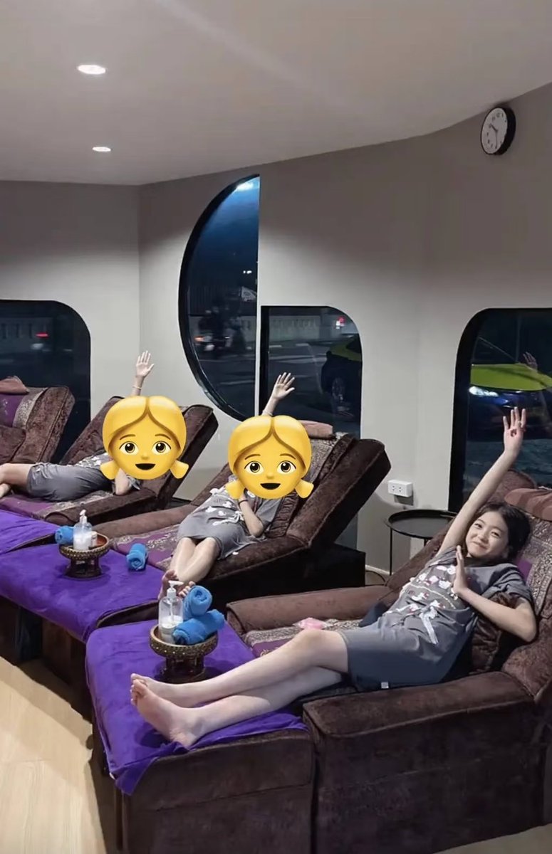 geumpu95's tweet photo. A20 아이찡의 부모 채무 문제는 중국 내에서도 상당한 이슈인 것 같음.

​직원들에게 임금을 체불하면서 "너의 딸은 여기저기 여행 다니면서 호화롭게 지내는데 돈을 갚으라"고 난리가 남.

아이는 잘못이 없지만 부모가 상당히 문제라며 중국 내에서도 난리가 남.

아이찡은 지금 중국에서 파묘 당하고있음.