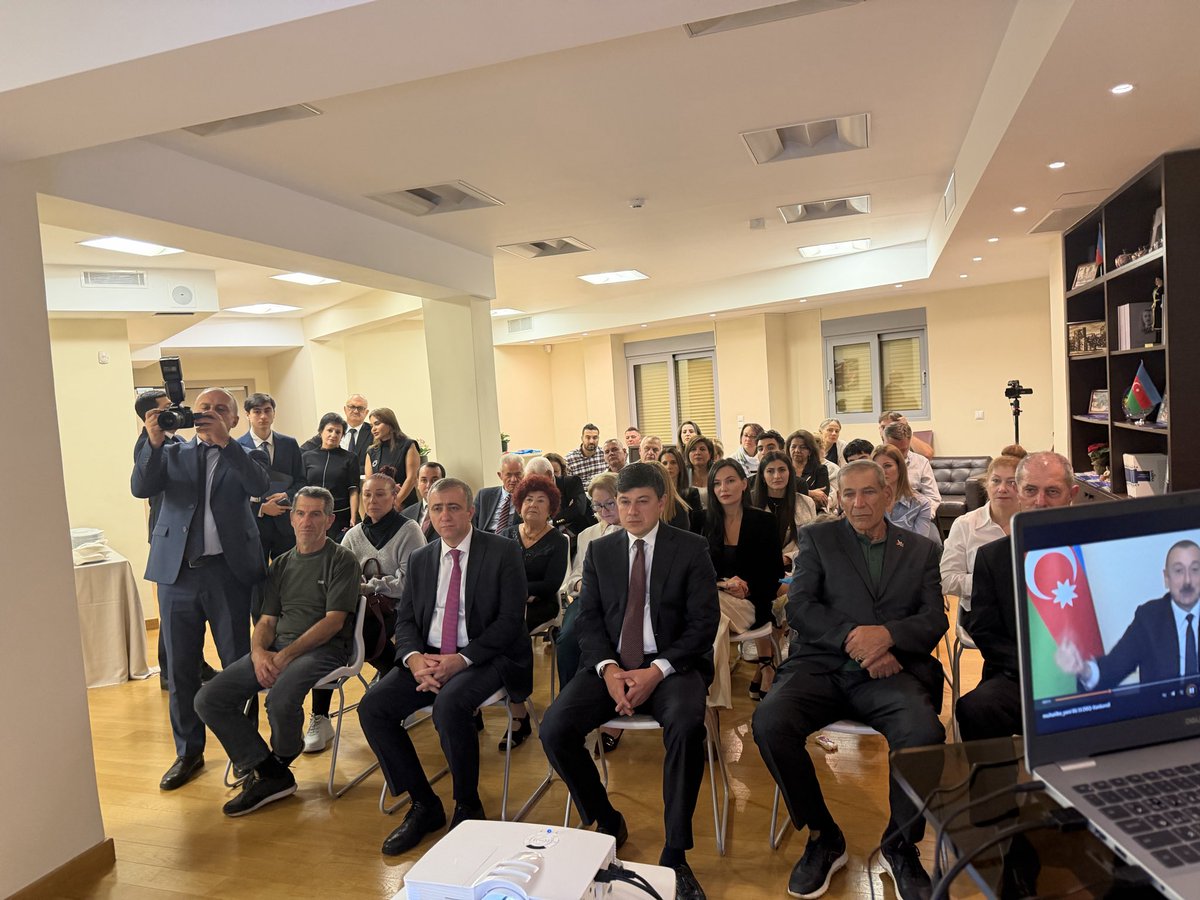 Fmuradov's tweet photo. Xaricdə yaşayan azərbaycanlılarla görüşlərin mütəmadi təşkili Azərbaycan Respublikasının Diasporla İş üzrə Dövlət Komitəsinin həyata keçirdiyi layihə və proqramlar arasında xüsusi əhəmiyyət kəsb edir, qlobal Azərbaycan icmasının yaradılması məqsədini daşıyır.  Yunanıstana səfərim çərçivəsində paytaxt Afinada azərbaycanlılarla görüşərək daspor fəaliyyətininin yol xəritəsinin müzakirəsi bu məqsədin tərkib hissəsidir. @AzembassyGreece @Arif_Mammad0v