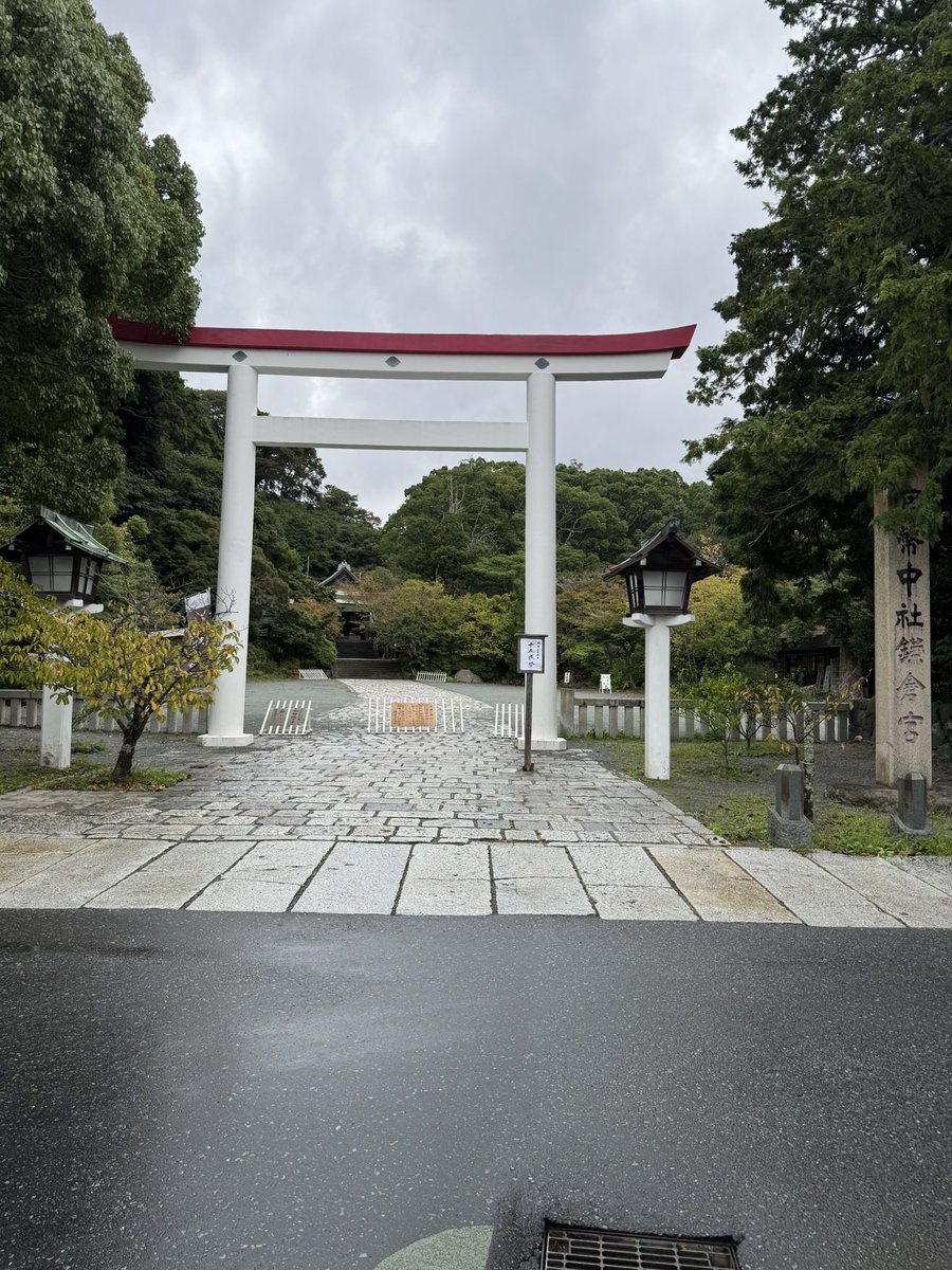 baskosanasana's tweet photo. 鎌倉・鎌倉宮⛩️

先日、朝に参拝

私以外は神社関係者のみ

🧹掃除してました

新鮮に参拝出来ます

誰も居ないので🤳取り放題

鎌倉宮、明治2年に出来た

鎌倉でも新しい神社⛩️

御祭神は護良親王

彼は色々な名前で呼ばれてます

後醍醐天皇の息子さん https://t.co/rPgOSo9ISS