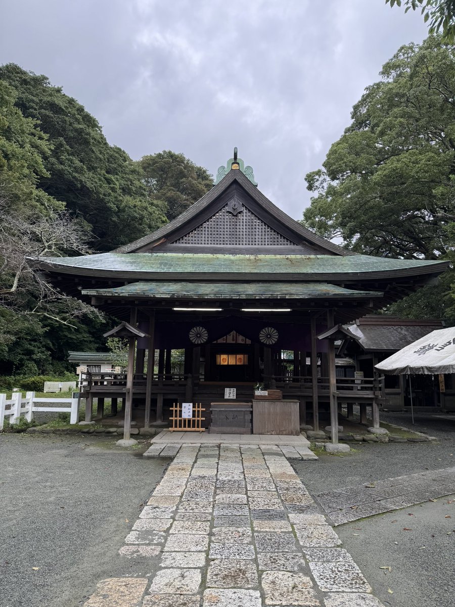 baskosanasana's tweet photo. 鎌倉・鎌倉宮⛩️

先日、朝に参拝

私以外は神社関係者のみ

🧹掃除してました

新鮮に参拝出来ます

誰も居ないので🤳取り放題

鎌倉宮、明治2年に出来た

鎌倉でも新しい神社⛩️

御祭神は護良親王

彼は色々な名前で呼ばれてます

後醍醐天皇の息子さん https://t.co/rPgOSo9ISS