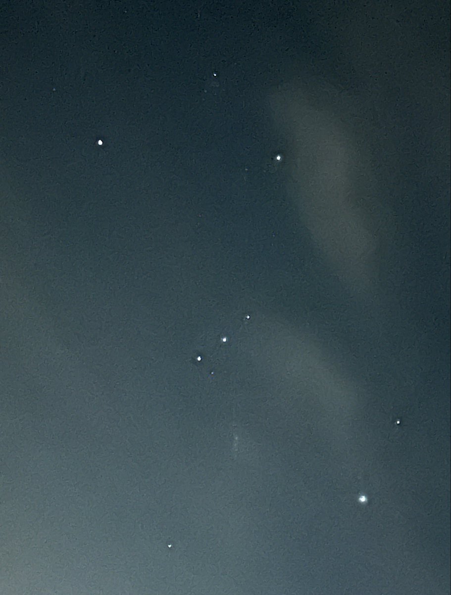 precious411blue's tweet photo. 冬にかけて夜空が賑やかになっていく

全天でも20数個しかない1等星
それらを贅沢に6個も使って
模る冬のダイヤモンド
その中には更に１つ赤い1等星

スマートフォン凄い
見てもボヤけてるだけの #昴 も
#オリオン大星雲 もしっかり写る

#プレアデス星団 https://t.co/KNL4kflDsR