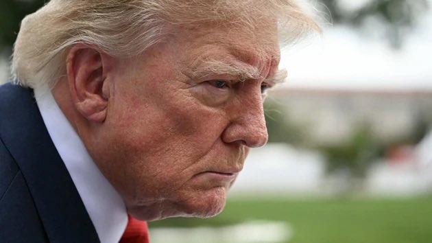 AfricanewsJ's tweet photo. #RDC À Washington, un virement congolais de 17,6 millions liés à Turhan Mildon au cœur d’une vendetta entre proches de Trump | 

C’est une querelle qui embarrasse la Maison Blanche et qui mène à Kinshasa. Selon une révélation du «New York Times» samedi 17 octobre, un virement de 17,6 millions de dollars, au centre d’un affrontement entre deux fidèles de Donald Trump, proviendrait d’un compte affilié au gouvernement de la République Démocratique du Congo.

L’affaire oppose Richard Grenell, ancien président du Kennedy Center et ex-envoyé spécial au Venezuela, à Alina Habba, ancienne avocate personnelle du président, désormais Alina Habba Mildon. La semaine dernière, cette dernière a fait irruption dans le Bureau ovale pour accuser Grenell d’avoir détourné plusieurs millions d’un accord conclu par son nouvel époux, l’homme d’affaires turc Turhan Mildon.

Selon elle, 5,6 millions sur les 17,6 millions transférés devaient être reversés au Kennedy Center, dont Donald Trump s’est proclamé président. Une donation qui ne serait jamais arrivée.

Dans un premier temps, Mme Habba a présenté les fonds comme provenant de son mari. Mais les documents transmis à la Maison Blanche par l’avocat de Mildon caviardaient le nom de l’expéditeur. D’après le Times, l’enquête interne a établi que l’argent provenait «d’un compte bancaire affilié au gouvernement congolais».

Un nom attire l’attention: Turhan Mildon. L’entrepreneur, qui se présente, écrit le «New York Times», comme conseiller de Félix Tshisekedi et détient un passeport diplomatique congolais, a confirmé ce statut par l’intermédiaire d’un porte-parole. Sa société, Milvest, est attributaire de plusieurs marchés publics majeurs: le centre financier de Kinshasa, la Kinshasa Arena et les logements sociaux de Mukilango, négociés sous l’ancien ministre des Finances Nicolas Kazadi. Kinshasa Arena et Mukilango: deux chantiers emblématiques qui, à ce jour, n’ont jamais été livrés.

Les fonds ont été versés à TX-AT, une société texane spécialisée dans la sécurité et la défense. M. Grenell reconnaît avoir été consultant pour cette entreprise en 2024, mais assure n’avoir eu aucun lien avec elle au moment du virement.

L’objet réel de la transaction reste «flou» selon le quotidien américain. TX-AT n’a pas répondu à ses sollicitations.