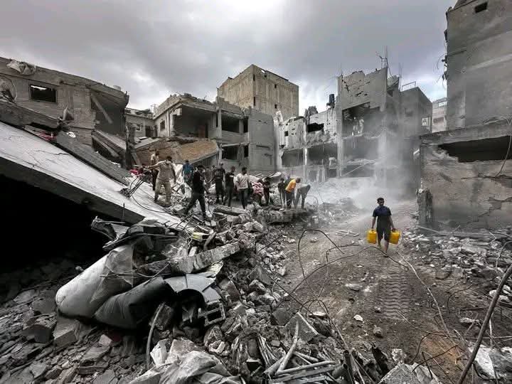 VolkanOkcuoglu's tweet photo. Bölgeden son gelen görüntülere bakıyorum…

Bir yanda halen İsrail tarafından acımasızca vurulan Gazze…

Bir yanda o yıkıntıların arasında bir bidon su almaya çalışan çocuklar…

Bir yanda da yıllarca uğraşılsa bile kolay düzelmeyecek bir enkaz…

Gazze’de 18 yaşında bir genç kaç savaş gördü biliyor musunuz…

Tam 5 savaş…

18 yıla sığan 5 büyük katliam…