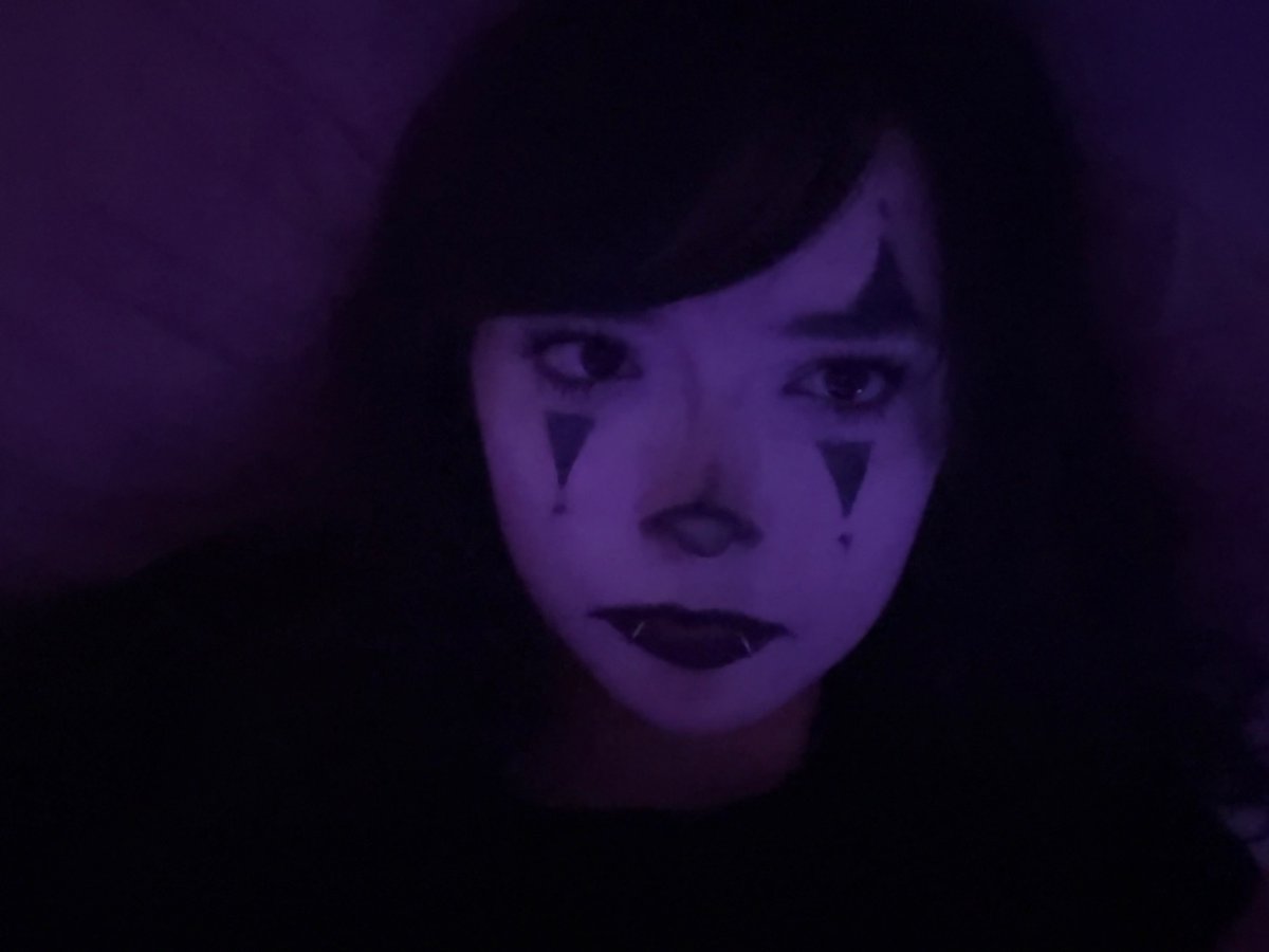 liv4pengwins's tweet photo. i dont think enough ppl saw my makeup last time https://t.co/ibUZNcAnXj