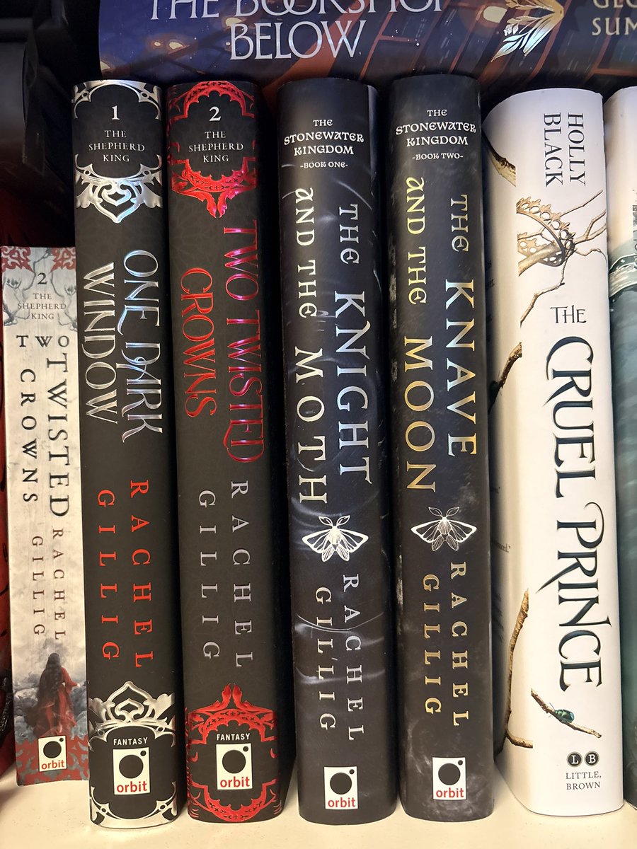emmisbooktwt's tweet photo. finally got my birthday present from my little sister :p
my collection keeps growing and I can’t stop it! (I could but I won’t) https://t.co/bggly355MP