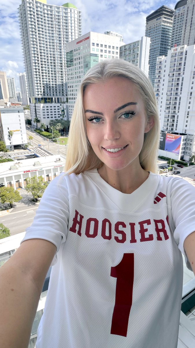 elsathora's tweet photo. Today’s outfit 🏈 Go Hoosiers! https://t.co/0FgiCikmzn