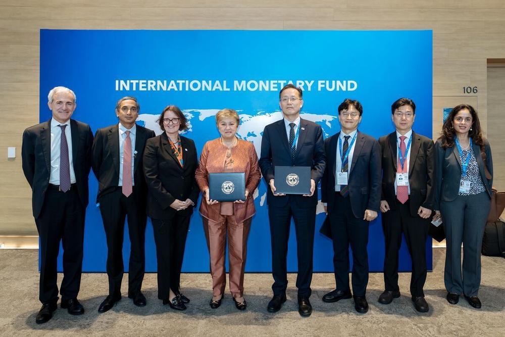 KGeorgieva's tweet photo. I was happy to meet Korea's Deputy Prime Minister Hyoung-il Lee. We reaffirmed our strong partnership on capacity development and intention to broaden and strengthen our collaboration. Korea's support helps countries build stronger institutions and more resilient economies. https://t.co/TtXwJRzJIV