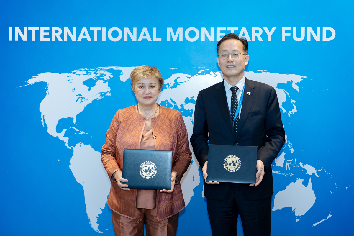 KGeorgieva's tweet photo. I was happy to meet Korea's Deputy Prime Minister Hyoung-il Lee. We reaffirmed our strong partnership on capacity development and intention to broaden and strengthen our collaboration. Korea's support helps countries build stronger institutions and more resilient economies. https://t.co/TtXwJRzJIV