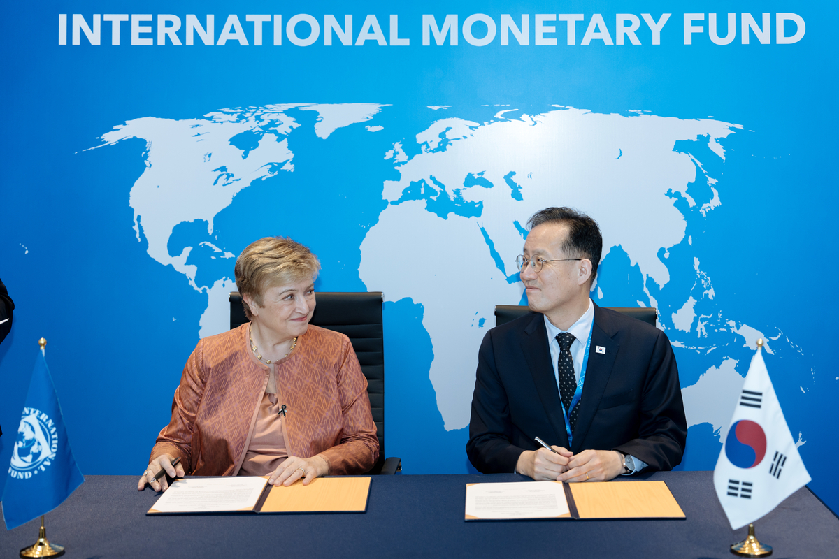 KGeorgieva's tweet photo. I was happy to meet Korea's Deputy Prime Minister Hyoung-il Lee. We reaffirmed our strong partnership on capacity development and intention to broaden and strengthen our collaboration. Korea's support helps countries build stronger institutions and more resilient economies. https://t.co/TtXwJRzJIV