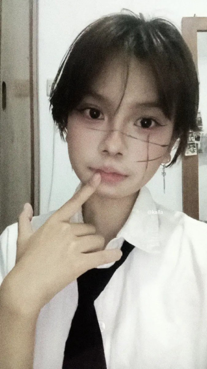 kallalukis's tweet photo. kinda oot but wanna show my yoru cos (vry low budget)

I wish I can have her scar for my daily look. https://t.co/x48d7YsmkY
