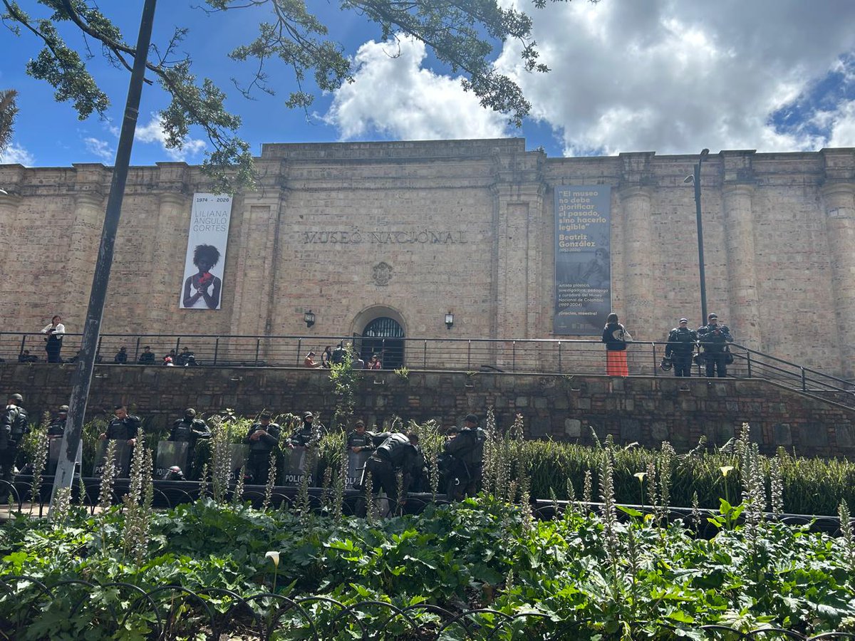 AndreaMariaNM's tweet photo. ¿Qué hace el ESMAD frente al @museonacionalco ? https://t.co/sEYM7t8oU5
