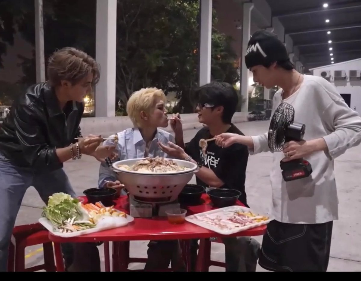 bowwowlala's tweet photo. อาชีพเสริม #Lukeso_ หลังเรียนจบจากม.ชมพู พบเจอได้หลังจบคอนวันที่ 2

คนขับรถ                           คนปิ้งหมูกระทะ https://t.co/BlfohZuh2B