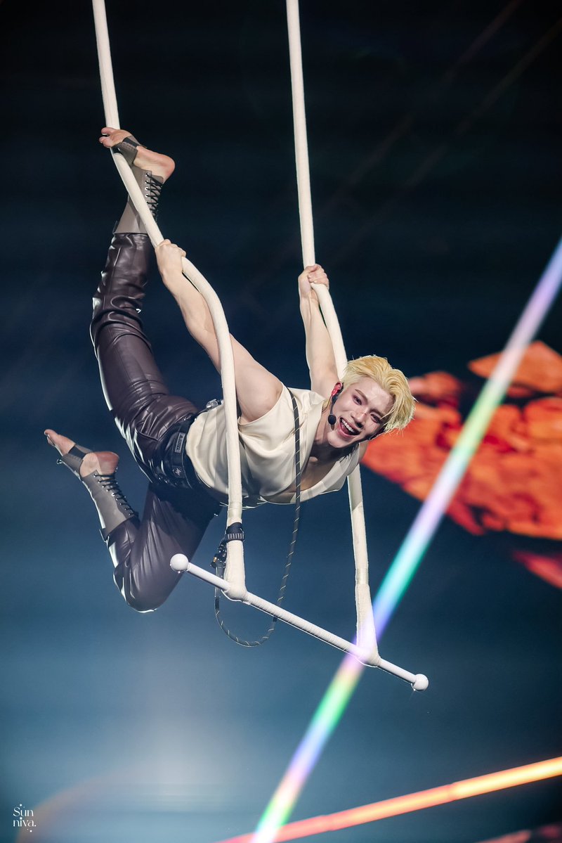 littlebaby4th's tweet photo. Static Trapeze ถือเป็นศิลปะกายกรรมและการออกกำลังกายกลางอากาศรูปแบบหนึ่ง โดยใช้อุปกรณ์ที่มีลักษณะคล้ายชิงช้า 

ถ้าร่างกายไม่แกร่งจริงคือเล่นไม่ได้นะ โฟ้ดเก่งมากๆ ยอมมือแตกเพื่อฟค.ทุกคนจริงๆ 🥹

#Fourthnattawat #โฟร์ทณัฐวรรธน์ https://t.co/nRAIphiezP