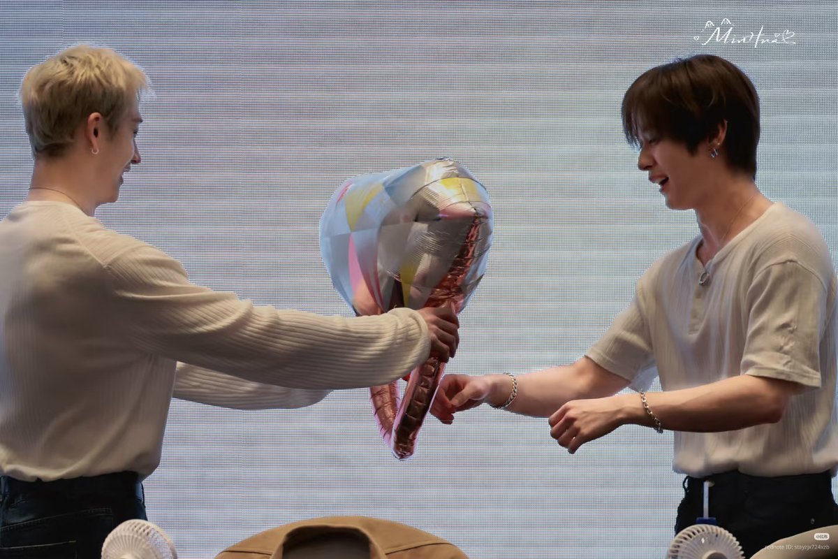 kkeutty's tweet photo. THE HD PHOTOS OF THIS MOMENT!!! 💛💛💛 https://t.co/SMquoJljCy