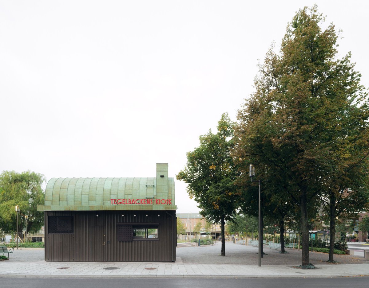 Archello's tweet photo. DINELLJOHANSSON’s Kiosk Tegelbacken transforms a central Stockholm park into a welcoming place to pause, eat and gather by the water.
https://t.co/iQhlTI6XCz
#ReclaimedMaterials #TimberArchitecture #PublicSpace https://t.co/ZAkQVDc30b