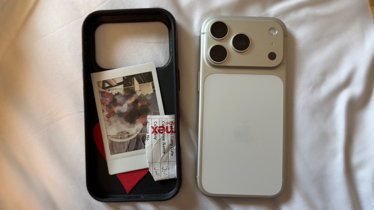 iloasj's tweet photo. picture in the phone case kind of love❣️ https://t.co/LozHbmWYun