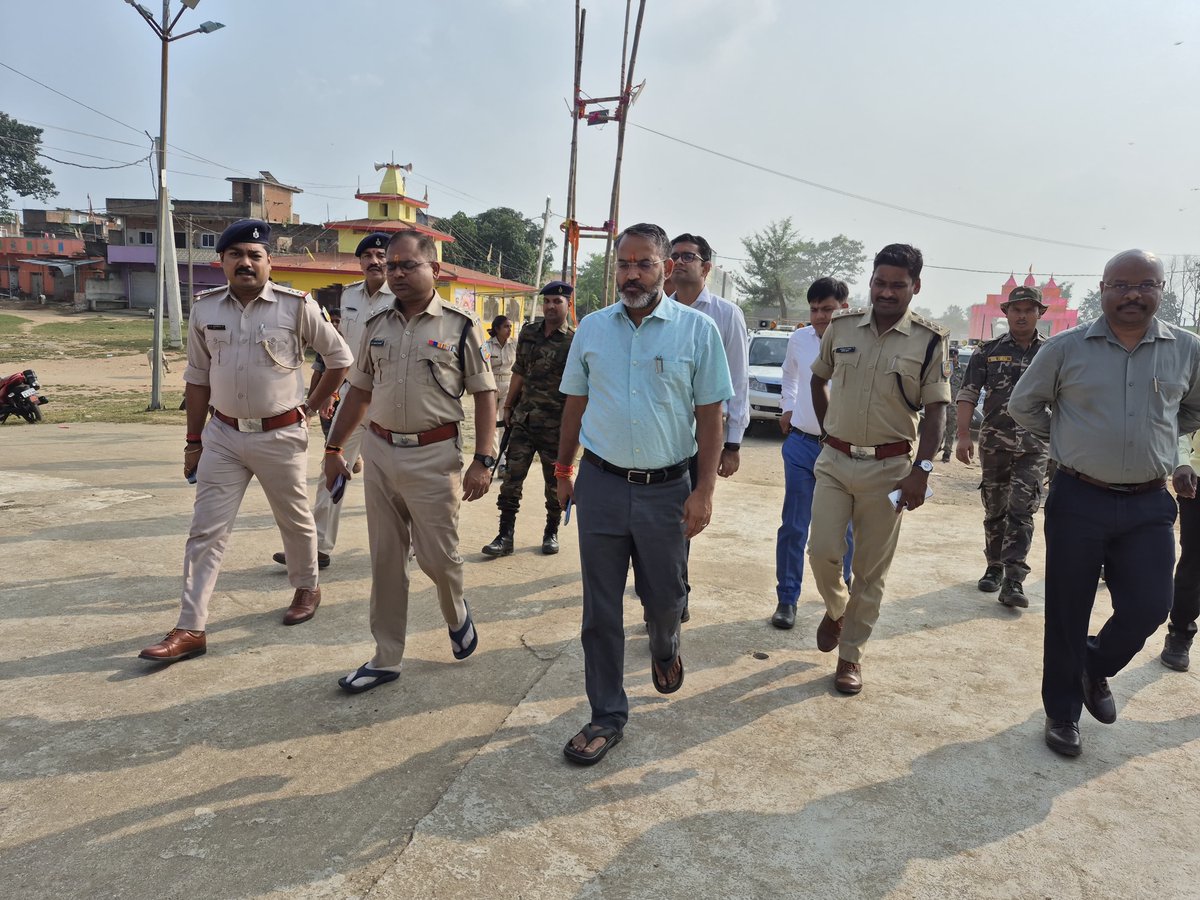GiridihDc's tweet photo. दुर्गा पूजा को लेकर जिला प्रशासन अलर्ट, उपायुक्त एवं पुलिस अधीक्षक ने विभिन्न पूजा पंडालों का किया निरीक्षण। 

दुर्गा पूजा के दौरान जिले में शांति, सुरक्षा एवं विधि-व्यवस्था बनाए रखने तथा श्रद्धालुओं को सुगम एवं सुरक्षित वातावरण उपलब्ध कराने के उद्देश्य से जिला उपायुक्त, श्री रामनिवास यादव एवं पुलिस अधीक्षक, डॉ. बिमल कुमार ने जमुआ, धनवार, सरिया, बगोदर, डुमरी समेत विभिन्न प्रखंडों में स्थापित दुर्गा पूजा पंडालों एवं प्रमुख चौक-चौराहों का निरीक्षण किया।

🔹 सुरक्षा एवं विधि-व्यवस्था: पूजा पंडालों एवं संवेदनशील स्थलों पर पर्याप्त पुलिस बल की तैनाती, नियमित गश्ती और सीसीटीवी के माध्यम से निगरानी सुनिश्चित करने का निर्देश।

🔹 यातायात प्रबंधन: भीड़ नियंत्रण, सुगम आवागमन एवं जाम की समस्या से निपटने के लिए प्रभावी व्यवस्था बनाए रखने पर जोर।

🔹 आवश्यक सुविधाएं: पेयजल, प्रकाश, स्वच्छता, अग्निशमन सेवा एवं चिकित्सा सुविधाओं की उपलब्धता सुनिश्चित करने का निर्देश।

🔹 सतर्कता एवं समन्वय: संबंधित अधिकारियों एवं पुलिस पदाधिकारियों को पूरी तत्परता के साथ अपने दायित्वों का निर्वहन करने तथा किसी भी आपात स्थिति में त्वरित कार्रवाई करने का निर्देश।

इस अवसर पर उपायुक्त, श्री रामनिवास यादव ने कहा कि श्रद्धालुओं की सुरक्षा तथा शांतिपूर्ण एवं सौहार्दपूर्ण वातावरण में दुर्गा पूजा का आयोजन सुनिश्चित करना ज��ला प्रशासन की सर्वोच्च प्राथमिकता है।