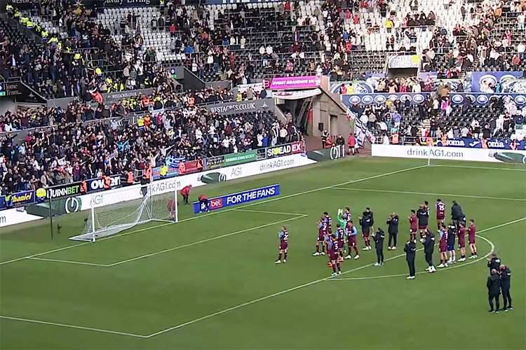 kumbdotcom's tweet photo. FT: Swansea 0-1 West Ham. @WestHam United's players and staff applaud the travelling faithful following a second away win in four days - one that takes the Irons back into the automatic promotion spots and retains the club's unbeaten record away from home this season. #koyi https://t.co/uVcJUCHYZg