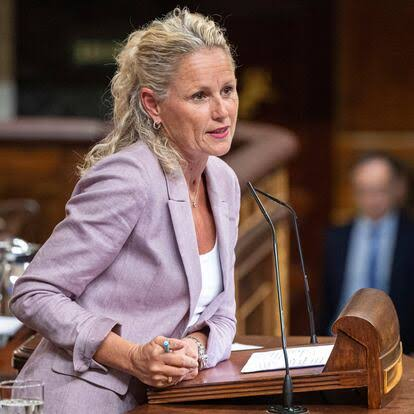 SRGOGOL's tweet photo. M Mínguez, socialista, tras haber votado a favor de decretos pro inquilinos y anti desahucios, dimite porque su pareja tiene 30 pisos; Feijoo, tras votar en contra de esos decretos, no dimite porque quiere seguir protegiendo los intereses de su pareja que tiene una inmobiliaria. https://t.co/FpmntfJb4l