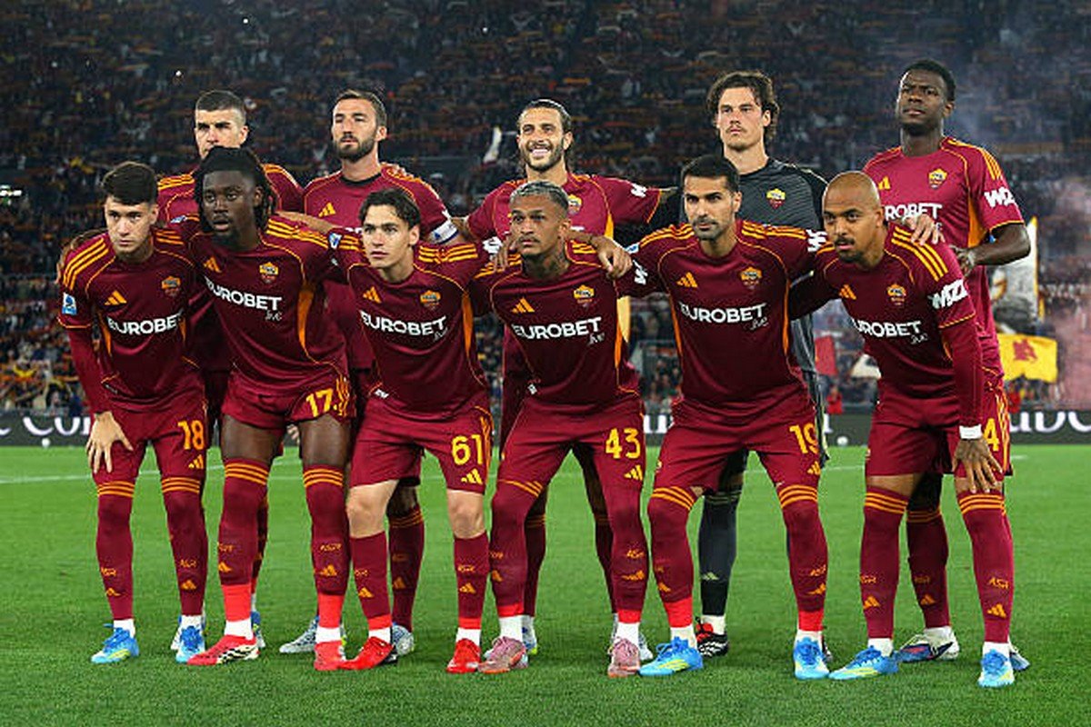OraRoma_ASR's tweet photo. Probabili formazioni #Roma-#Genoa.
#Balerdi in vantaggio su #Mancini, davanti #RodrigoMora a fare coppia con #Soulè dietro a #Castro 
https://t.co/3ASkoeqdYf https://t.co/ljTVMaJZi0
