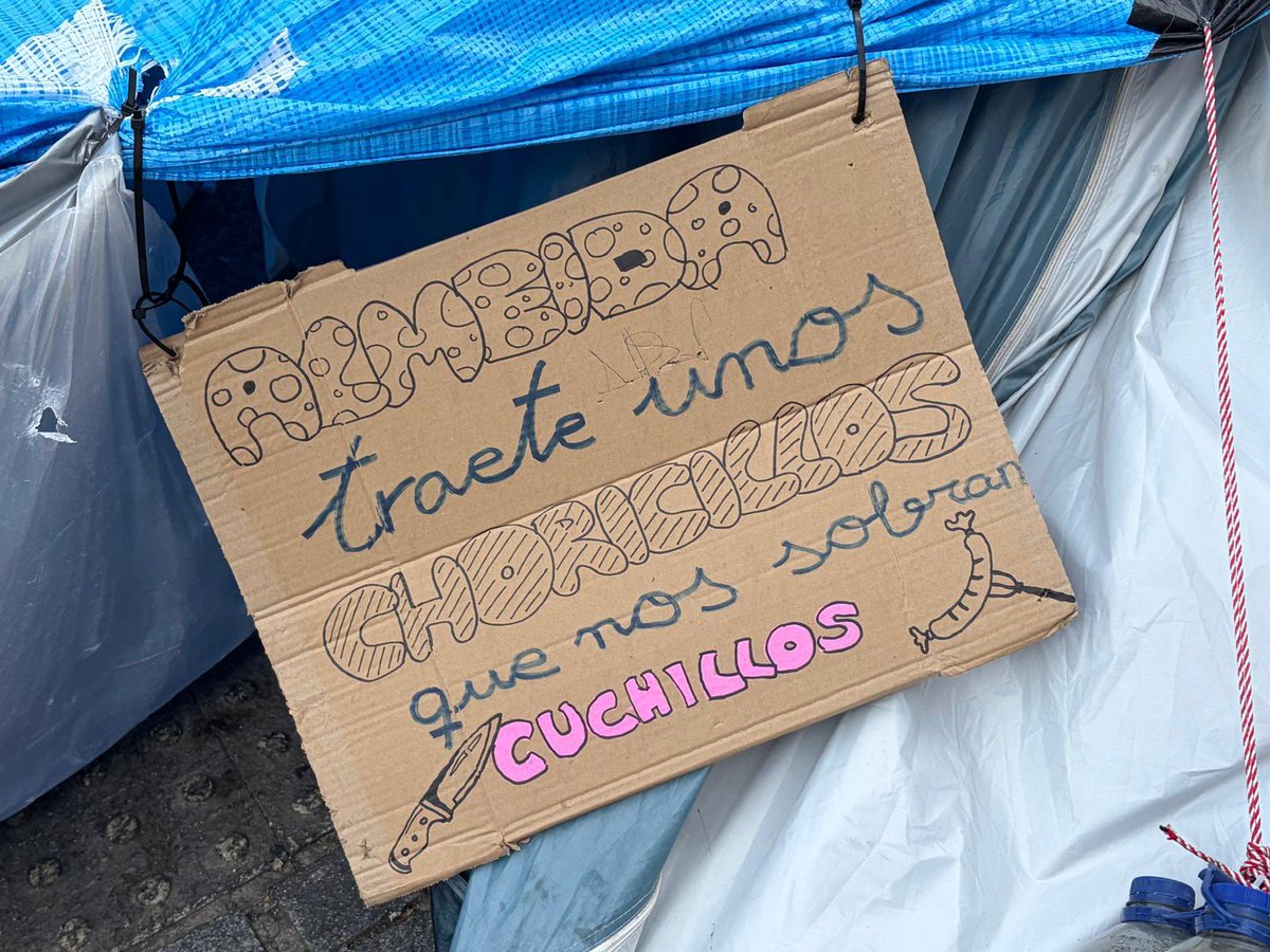 AraMtnezEsteban's tweet photo. Ni rastro de los “peligrosos” hornillos de la #AcampadaSol, pero sí un simpático mensaje para el señor alcalde, @AlmeidaPP_.
Ande, pásese, no le va a sentar mal escuchar a gente más allá del Barrio de Salamanca. https://t.co/YrmSpKErZl