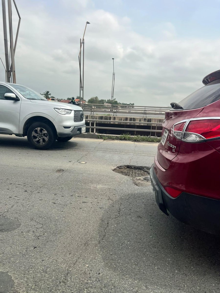 EmergenciasEc's tweet photo. #DenunciaCiudadana
El puente de la Unidad Nacional sentido Samborondón - Durán, ya no tiene baches, tiene verdaderos cráteres.
Todos los días caen vehículos y terminan destruidos, sin que exista hasta el momento una respuesta por parte de las autoridades.
Hasta cuándo se ignora el estado del puente?