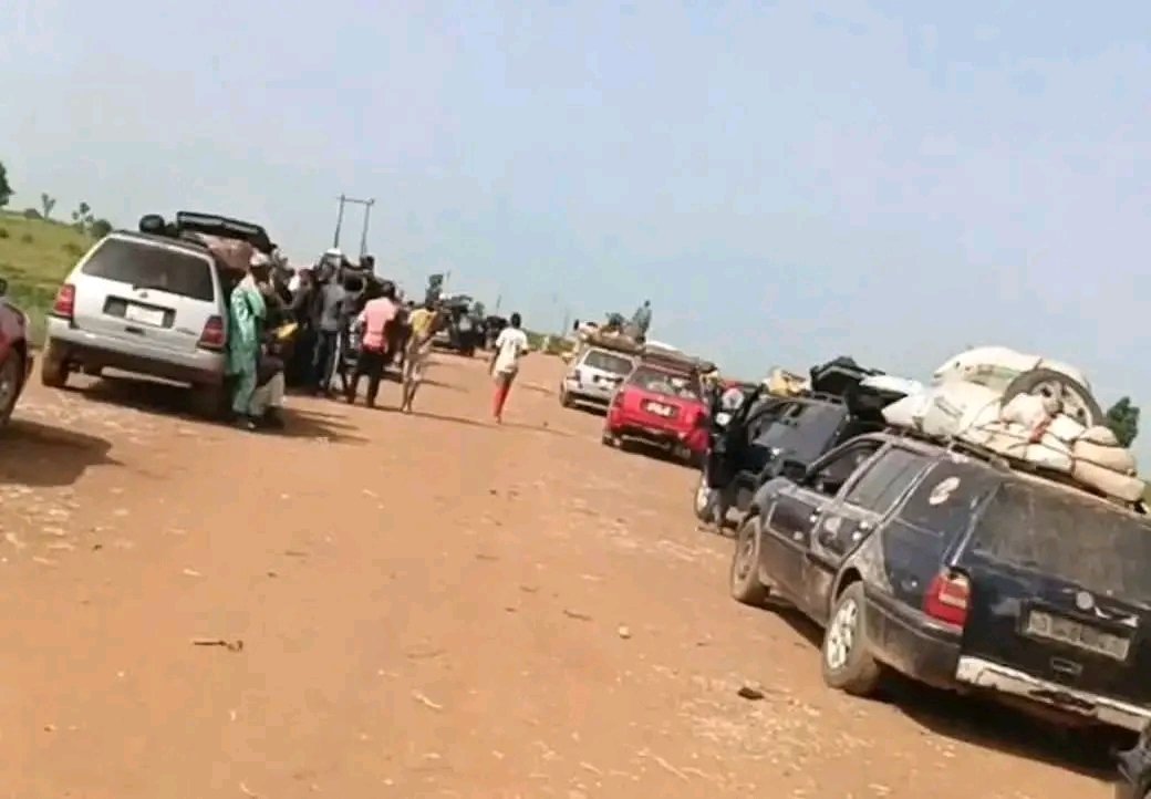 DanKatsina50's tweet photo. BREAKING: For nearly 10 days, bandits have reportedly prevented vehicles from entering Dansadau via the Gusau–Dansadau road in Zamfara State.

Residents say essential supplies are running out, making life increasingly difficult. They are also questioning the Zamfara State Government’s silence over the reported loss of security personnel in Bindin and Gwashi.

How long will the people of Dansadau remain cut off from essential supplies and left to suffer before the government takes action?