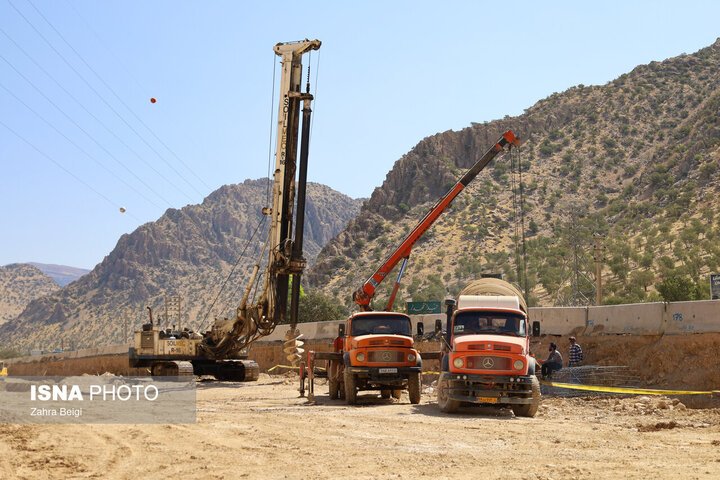yekdoust26's tweet photo. تیغ بولدوزرهای راه سازی در حال تخریب محوطه باستانی ۶۵۰۰ ساله کل دالو لردگان که از دوره مس و سنگ‌ تا هخامنشی قدمت دارد. 
#پاينده_ایران https://t.co/SYEwGNzMPQ
