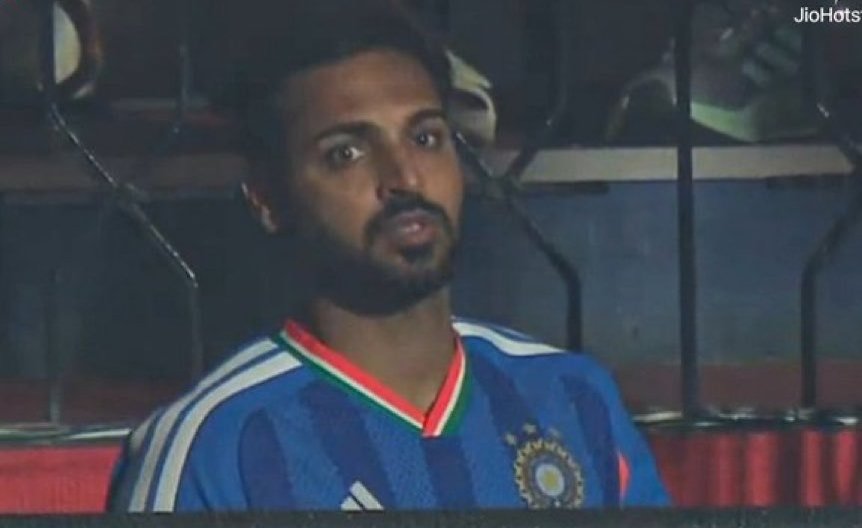 Rajiv1841's tweet photo. When Shreyas Iyer announced name of Bhuvneshwar Kumar in XI, Bhuvneshwar Kumar looked visibiliy emotional.❤️🥹 https://t.co/pDgzWw9lig