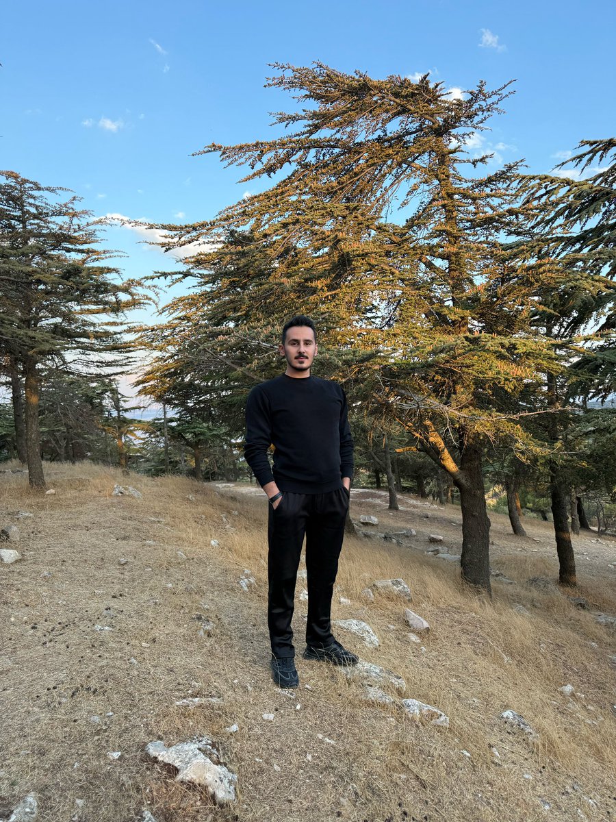 QPM26's tweet photo. شخص بسيط جدا 🖤🌲. https://t.co/ZndMMDG1VM