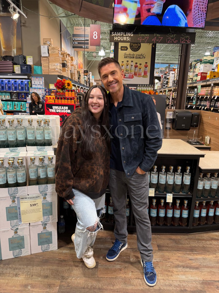 baysxoneil's tweet photo. pls ignore my flamingo pose 😭😭 guys i blacked out, but he’s the sweetest man on earth and im so happy i got to see him again 🤧 https://t.co/J4h4hHkGOE