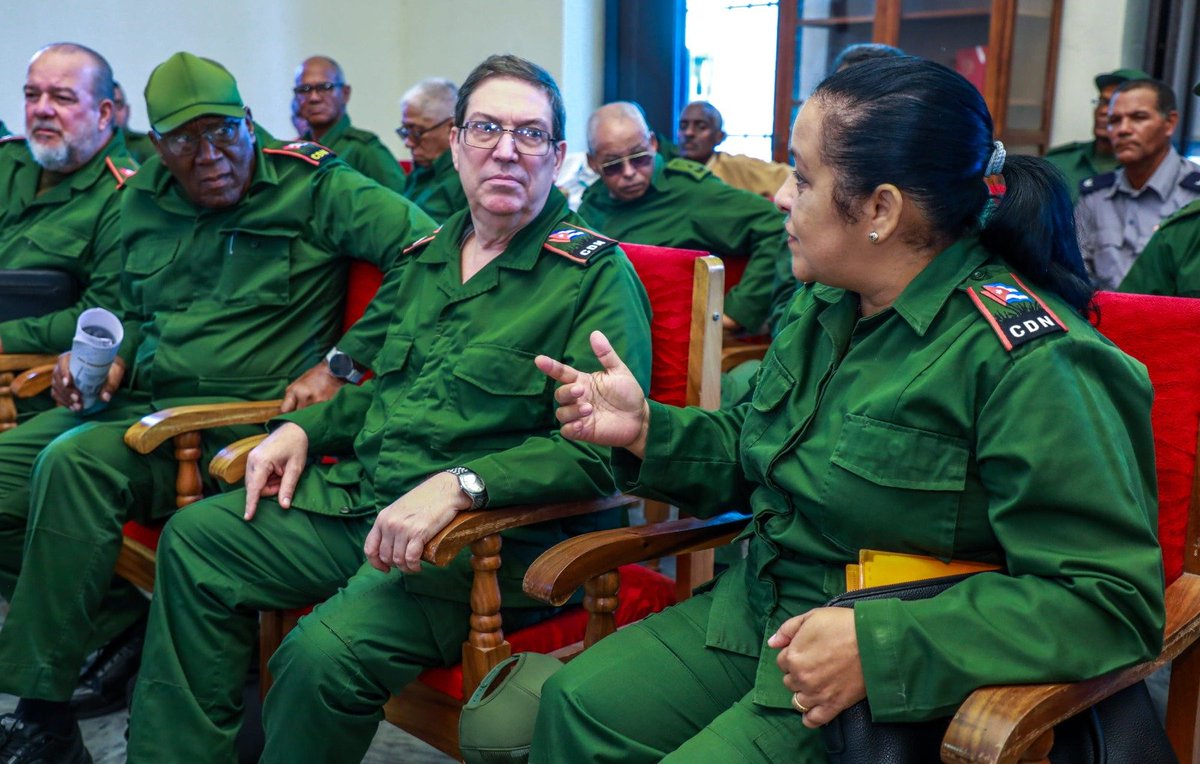 BrunoRguezP's tweet photo. Junto al Vicepresidente del Consejo de Defensa Nacional @SalvadorValdesM y al Primer Ministro @MMarreroCruz, visitamos la Zona de Defensa Pocito-Palmar en Marianao, ubicada en la Empresa Tabacuba, como parte del Día Nacional de la Defensa.

Chequeamos situación de los servicios esenciales para la población, la organización de las Brigadas de Producción y Defensa y el cumplimiento de las tareas para la preparación para el tiempo de guerra.

Participé además en Consejo de Defensa Nacional.

#LaPatriaSeDefiende con la participación de todo el pueblo.