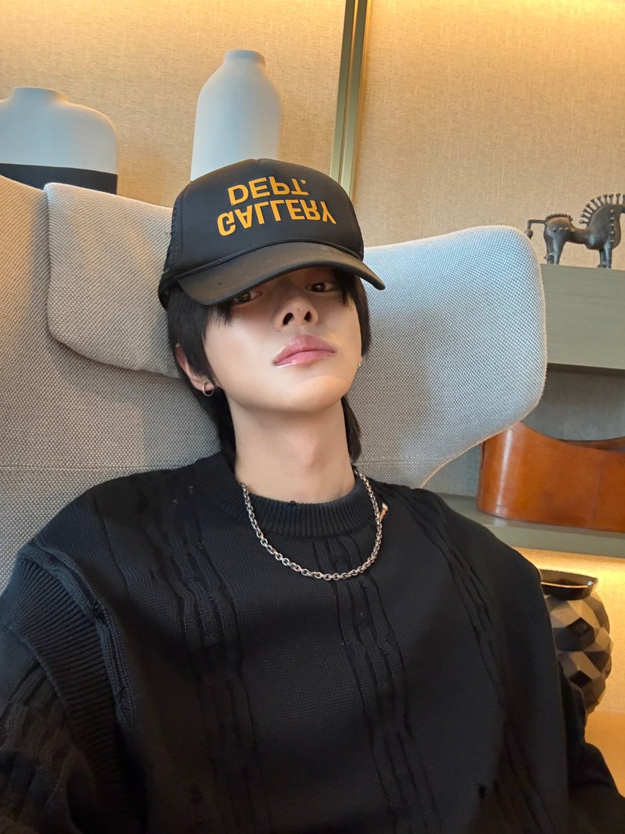 leowoned's tweet photo. 261018 plus chat update ➕💬

🦁 one last gift from shenzhen 🎁

#LEO #리오 https://t.co/NPG0HHmtEt
