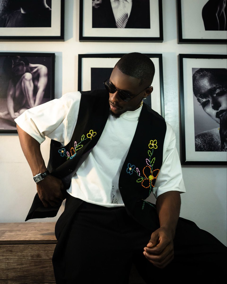 sluttymmeli's tweet photo. This is ART 🤏
The vest cost more than y'all opinion

#SeyiAraga https://t.co/6UJNWhOqUW