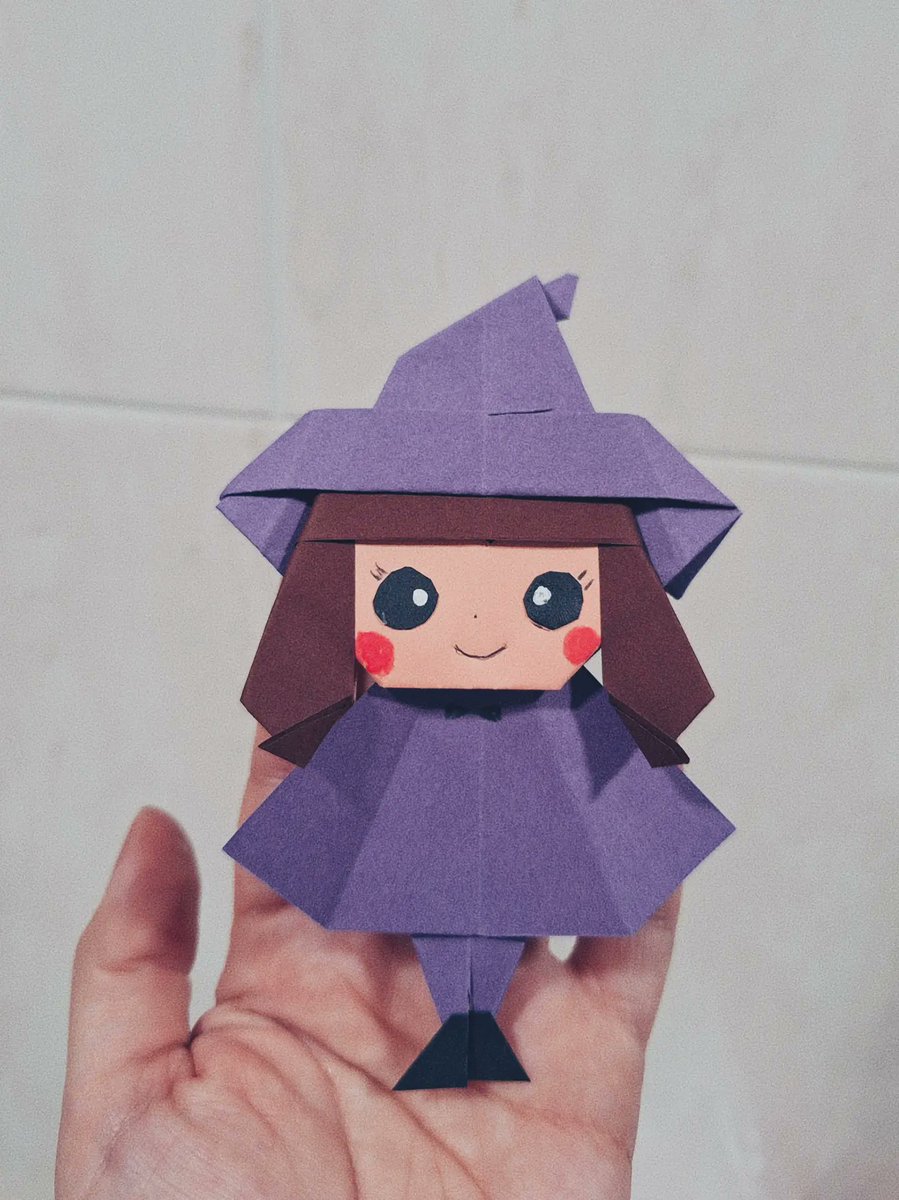 NightBlackberry's tweet photo. #sARTurday #Origami ๐ง๐ปโโ๏ธ
Am I crazy if I'm willing to make my very own #Halloween decoration? This is my first imperfect creature: a vegan witch ๐ค
Thank you, channel @chisshyorigami ๐น
#DIY #Creativity #Witch #Magic https://t.co/VlCmbFp5AT